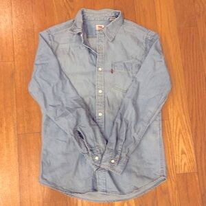 Levi’s standard light denim men’s button down small
